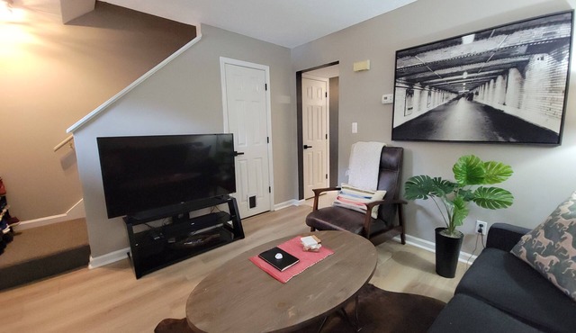 Timberlake Rd 7 mins to L.U. Terrific Townhome