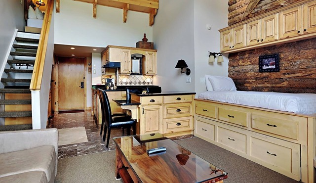 Timberline 317 Studio Loft Deluxe ~ Hot Tub~Pool~WiFi~Ski-in/out~Local Shuttle