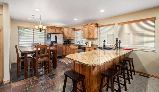 Timberline Condo at Moose Hollow, end unit w/full windows, steps from hot tub