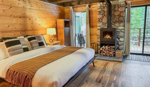 Timberline Family Cabin for 12 w/Hot Tub! 2min to Shuttle