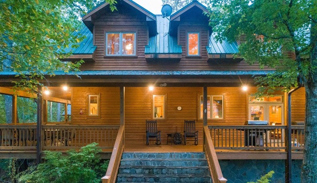 Timberwolf - Spacious Smoky Mountain Cabin w/Cornhole, Putt putt!