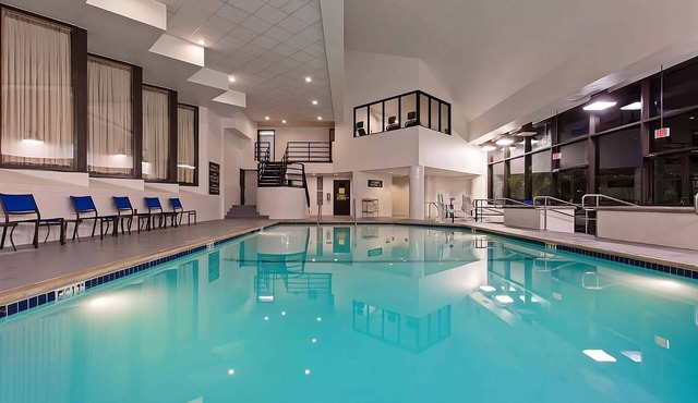 Time for a Delightful Getaway! Airport Shuttle, Pool & Jacuzzi, Pet Friendly