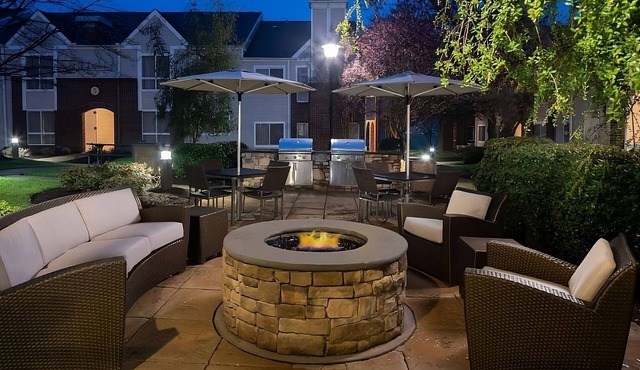 Time To Relax in Your Suite! Full Kitchen, Outdoor Pool, Free Breakfast