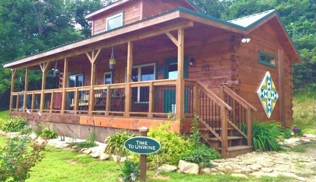 Time to Unwine-Waterfront Cabin w/Hot Tub! Pet Friendly! Blue Ridge Parkway