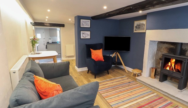 TIMEKEEPER'S COTTAGE, pet friendly, with open fire in Carnforth