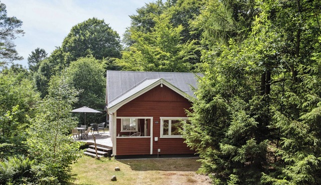 Timeless 30s cottage by Søhøjland's waters