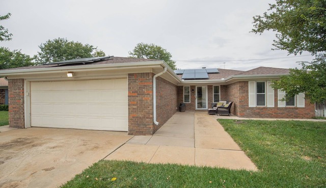 Timeless 3BR Home in Cozy Puckett West Neighborhood - Near Medical District