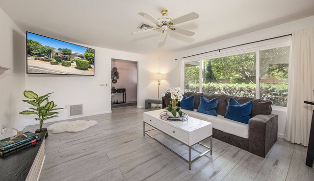 Timeless 4BR Oasis: Poolside Relaxation and Jacuzzi Comfort House in Loma Linda