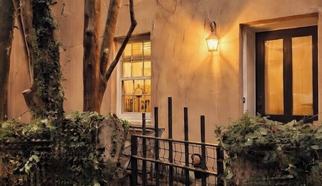 Timeless Charleston Charm: Cozy 1807 Haven with Fire Glow & Private Patio Dreams