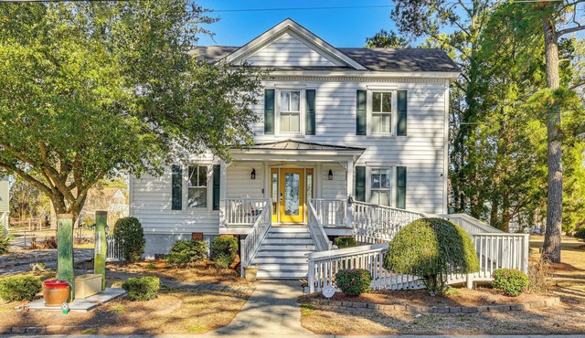 Timeless Charm! Family Home Near Belhaven Beach