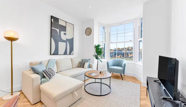 Timeless Comfort: 1-Bed Gem with Deluxe Kitchen