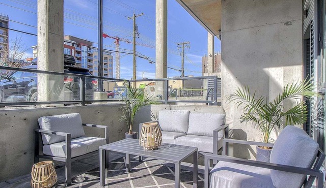 Timeless & Contemporary Condo in Kensington with Large Patio