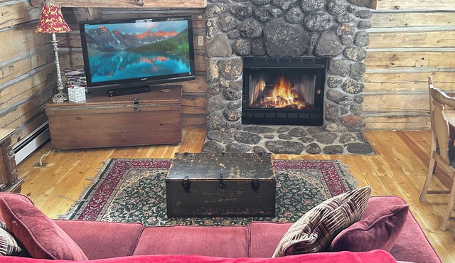 Timeless Creekside Cabin: Views & Wildlife