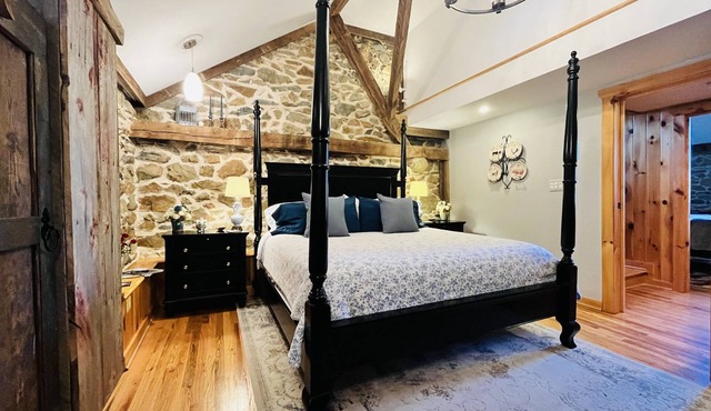 Timeless Elegance in Restored Suite – King Bed & Private Spa Bath