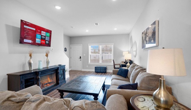 Timeless Escape – Modern Comfort Near Nashville Free Wi-Fi and Parking
