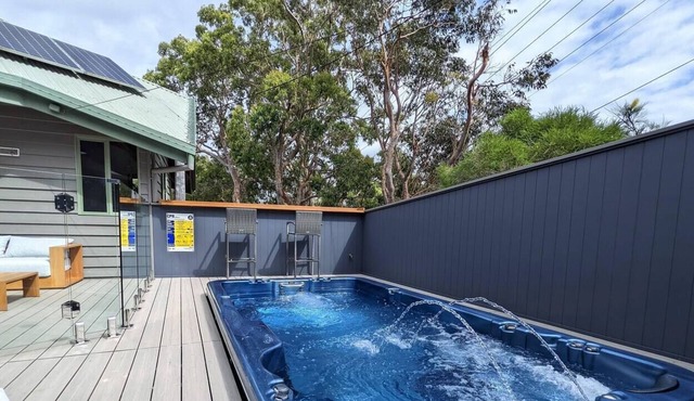 Timeless house with heated spa pool, walk to beaches.