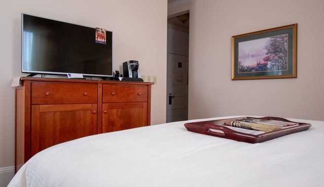Timeless Room w/Refined Charm Near Berea College - Rich Heritage Retreat!