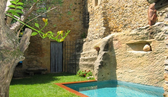 Timeless stone villa with private pool and garden in Peratallada - near the sea.