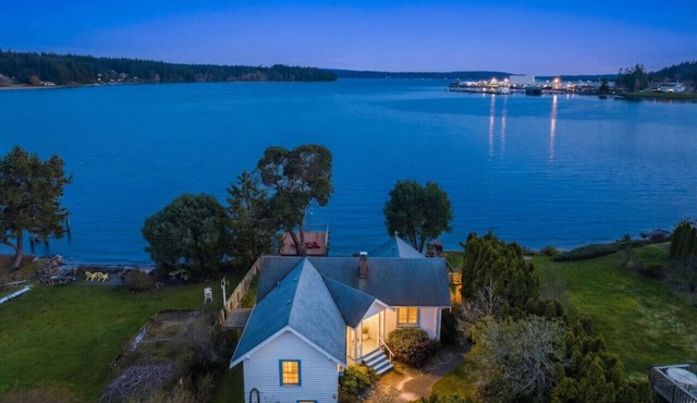 Timeless Tides Cottage | Waterfront, Sauna, Kayaks