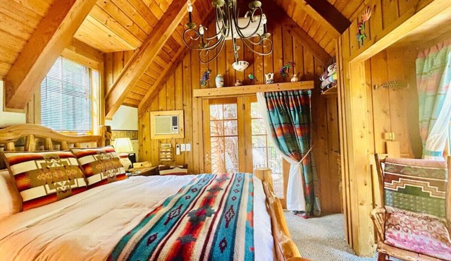 TimpCreek Cottage on the Stream Sundance, Utah Walk to ski lift Hot tub Grill & picnic table