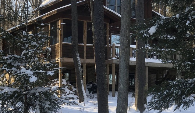 Timroc II, FIVE STAR REVIEWS! 15 MINUTES FROM WISP! HOT TUB! PRIVATE 2 ACRES!