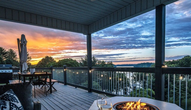 "Tims Ford Bliss" amazing Lakefront views, private Dock, Beach, Firepit, Fun!