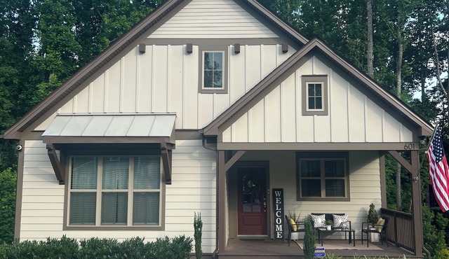 Tims Ford Lake Home! Walk to marina/dinner, pool table, firepit, 2 kings + bunks