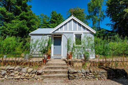 Tin Cabin in peaceful Angus glen