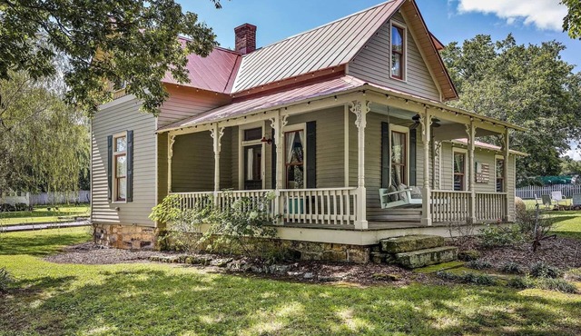 Tin Roof Cottage: Timeless Retreat in Leiper's Fork