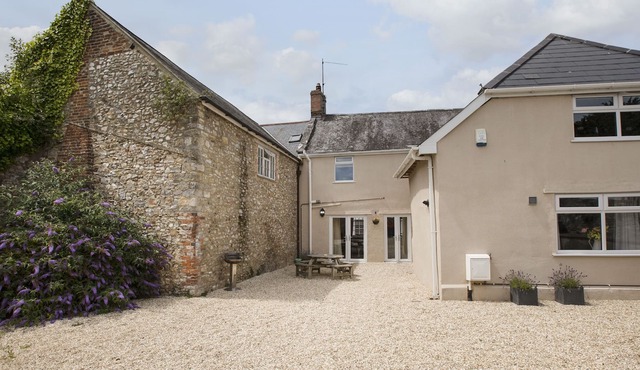 TINDLE HOUSE, pet friendly, character holiday cottage in Axminster