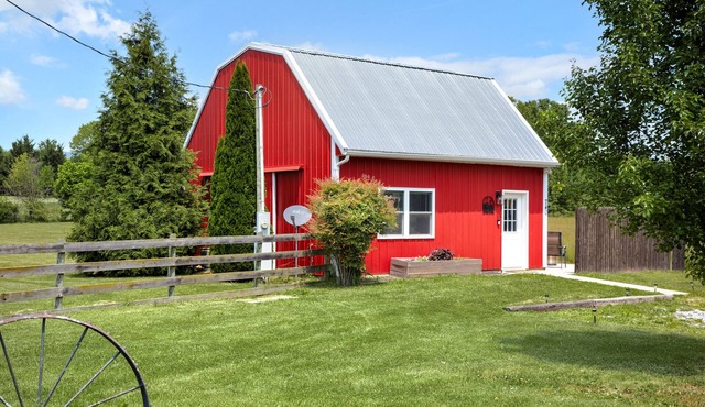 Tiny Barn w/Modern Charm on 3 Acres, Mountain and Pasture Views- Sleeps 4