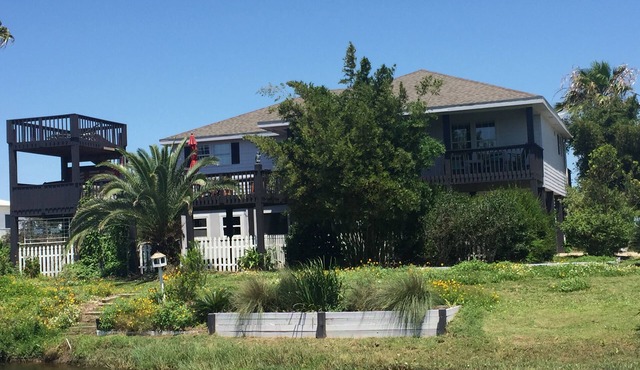 Tiny Bubbles -Hot Tub-Screened Game Room-Spacious Decks-EV Charger