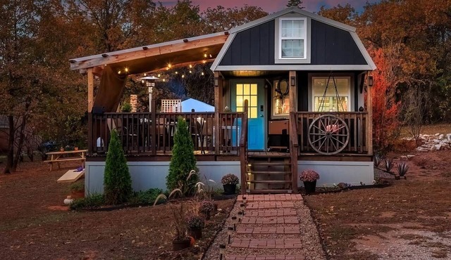 Tiny Cabin w Deck Grill Hammocks Pool & Firepit