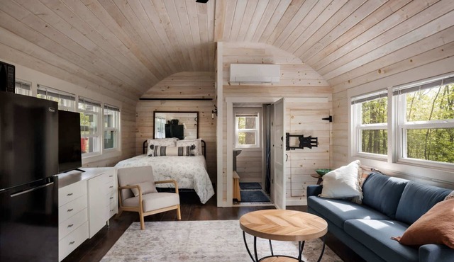 Tiny Cabin w Fire Pit Game Room and Dog Friendly