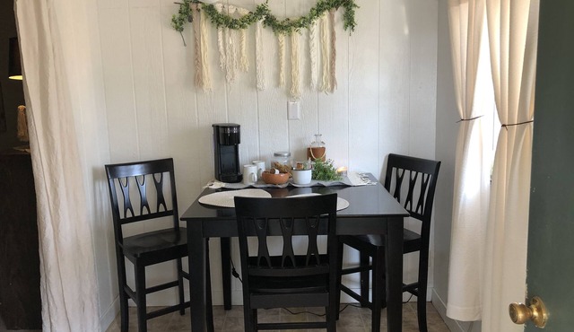 Tiny casita in beautiful Uvalde, 20 minutes from Frio River