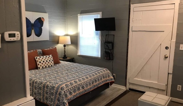 Tiny Cottage 535 in Savannah's Landmark Historic District