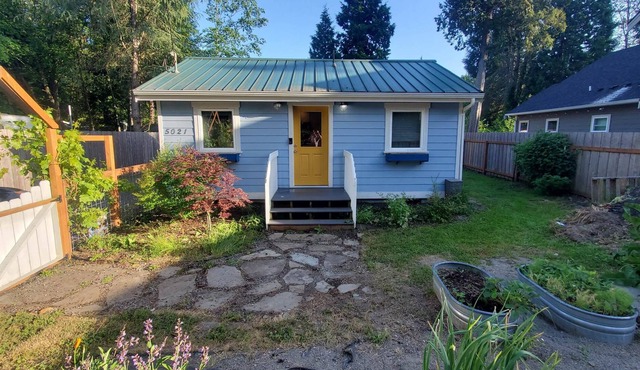 Tiny cottage nestled in a private garden - a 5 min walk to the beach