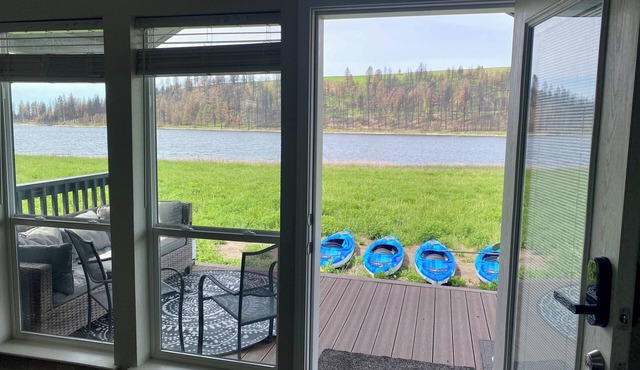 Tiny Farmhouse on the Lake -Lakefront- Kayaks available!