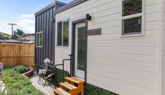 Tiny Farmhouse on Wheels! No Pet Fee!