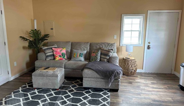 Tiny Flamingo's Nest - Cottage Near Pioneer Woman Mercantile - Pet friendly!