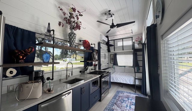 Tiny Hamptons, No Pet Fees, Main Floor Bed
