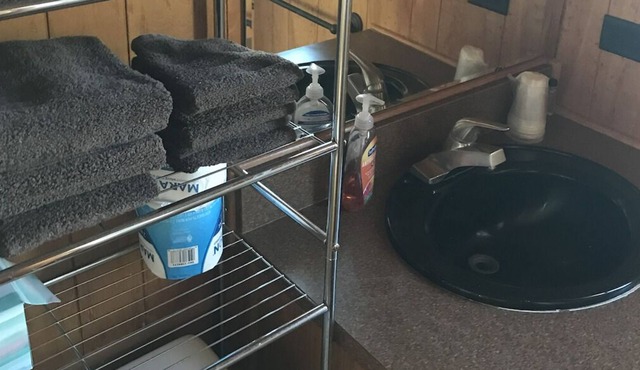 Tiny Home @ 7N Ranch Resort, sleeps 4, central location.