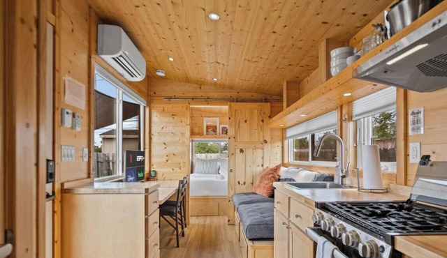 Tiny Home, Big Comfort - E Austin Escape w W/D Mins to DT & Lady Bird Lake