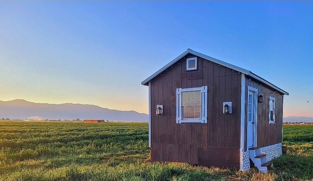 Tiny Home, Big Sky Views - Rustic chic two-level tiny cottage near airport