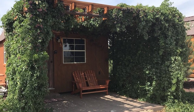 Tiny Home Cabin - Central to National Parks - ATV Trailer Parking Available!