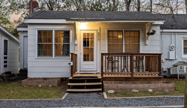 Tiny Home | Close to downtown | Deck Space