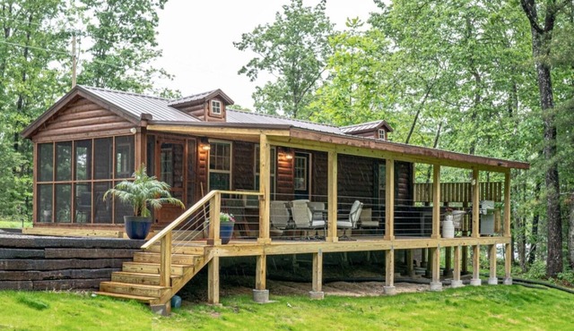 Tiny Home Escape: Hot Tub, Private Deck & Outdoor TV