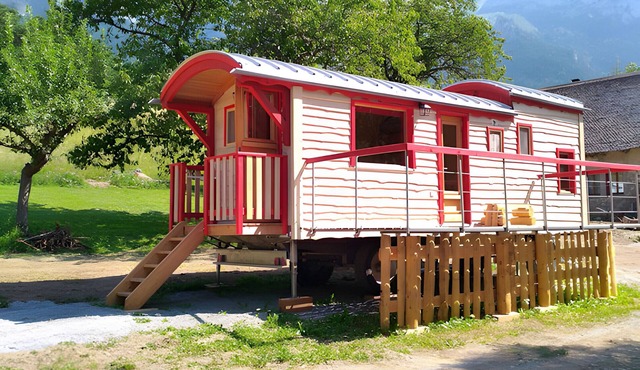 Tiny Home 'Gîte La Roulotte du Mas du Lac' with Lake View, Shared Pool and Wi-Fi