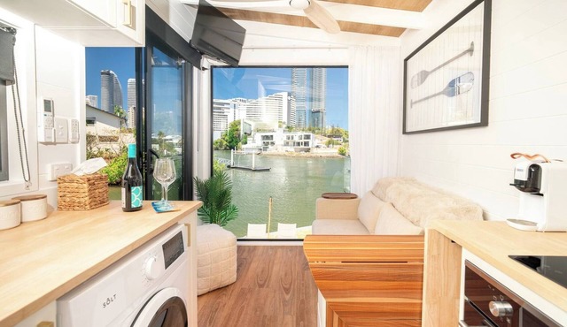 Tiny Home in the heart of Broadbeach - River & Skyline Views!