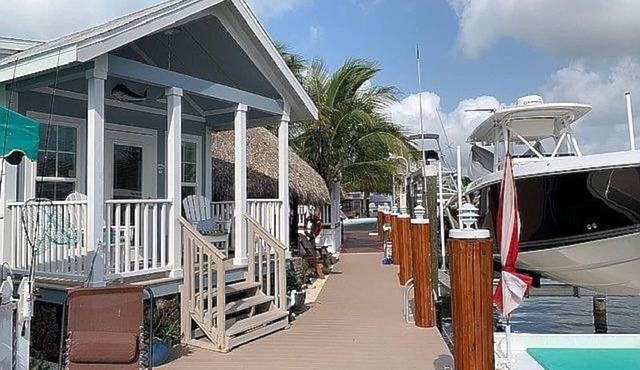 Tiny home in Key Largo with Private Dock, Tiki Hut and Boat Lift